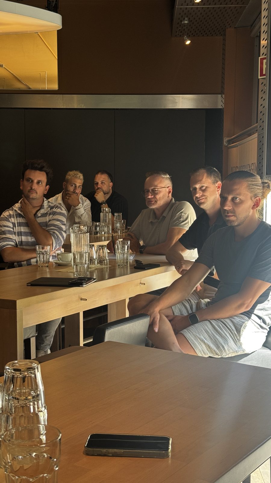 Gäste verfolgen die Keynote am Launch Event